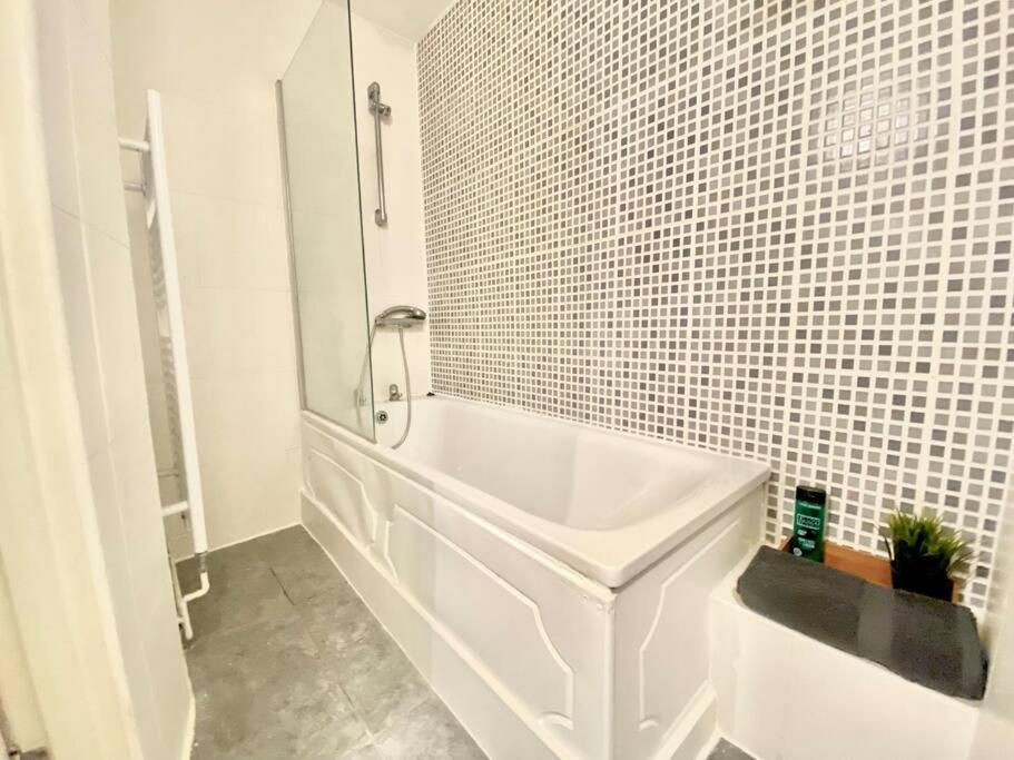 Charming Gem II 2Bd 2Ba Retreat Appartement Londen Buitenkant foto